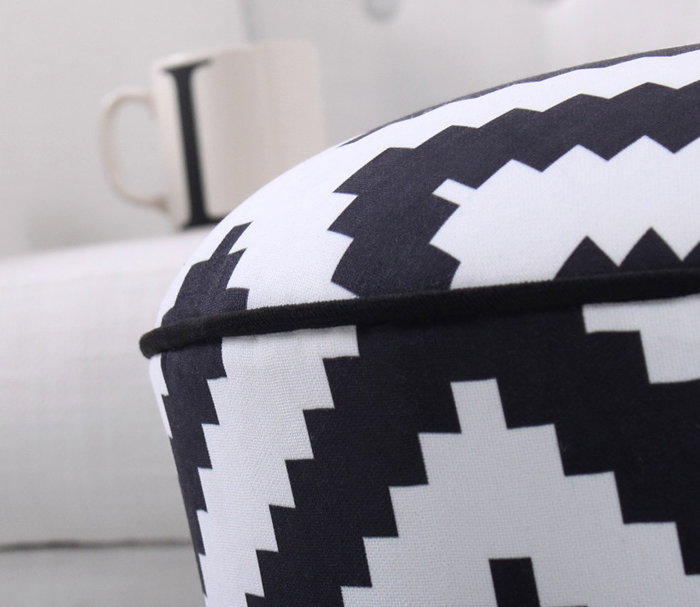 Atelier Del Sofa Puf Bohemio Blanco y Negro